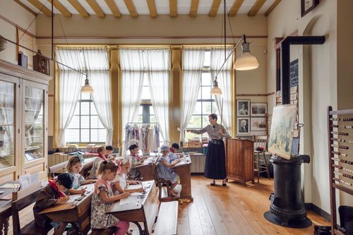 Een schoolklas in museum Het Schooltje van Dik Trom in Etersheim.