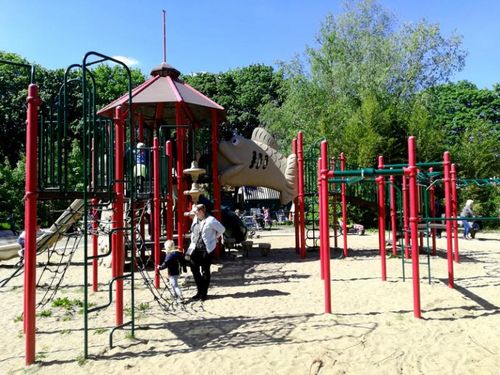 Kleurrijk speeltoestel in Speeltuin Monnickendam waarop kinderen kunnen fietsen.