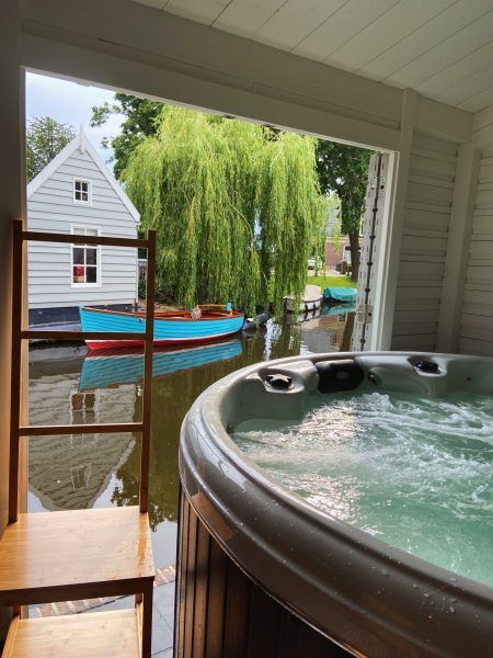 Een jacuzzi in de wellness van In on the Lake