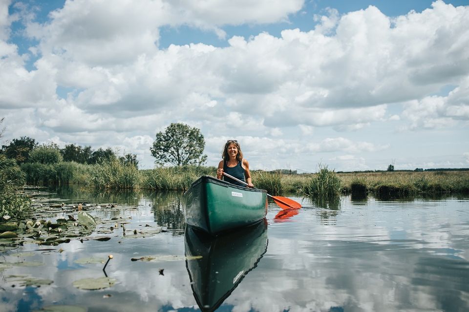 Majel van Wetlands Safari in een kano in Waterland.