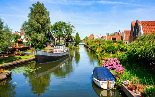 Een boot bij met de scheepswerf in Edam