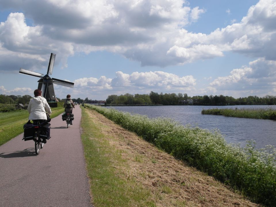 Fietsers die langs de Twiskemolen fietsen