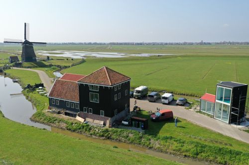Prachtige luchtfoto van de Breek met daarop bezoekerscentrum de Breek, Molen de Breek en minimuseum de Waterwolf.