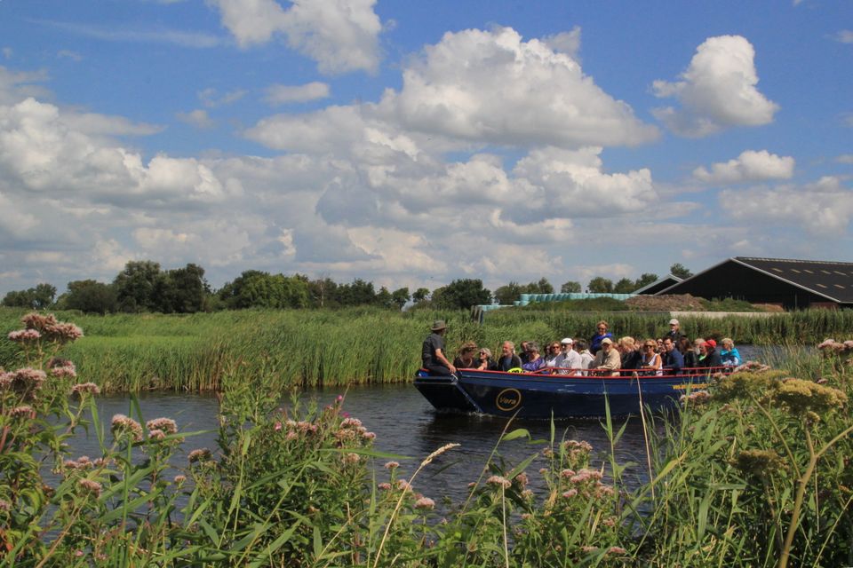 Mensen die mee gaan met een vaarexcursie door het Ilperveld met Landschap Noord-Holland