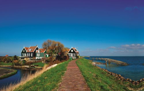 Dijkje met typische Markerhuisjes op Marken.