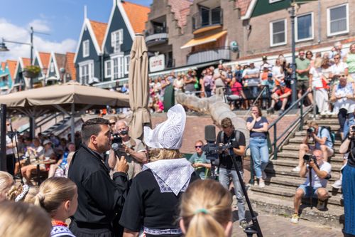 Fotografen die foto's vastleggen van de opening Volendammerdagen