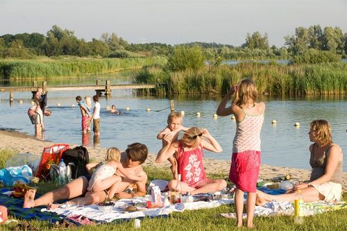 een groep mensen recreert op het strand