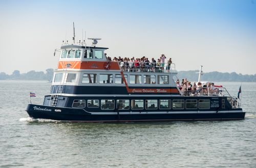 Mensen op een boot die een overtocht maken