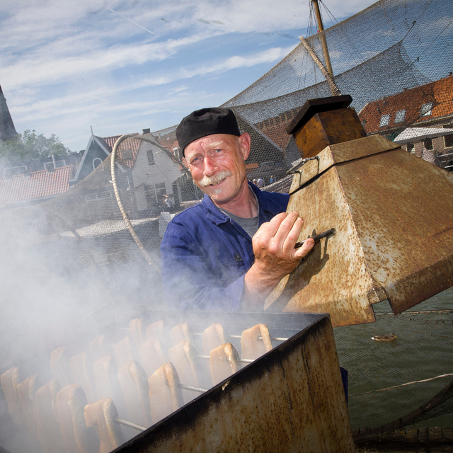 Visroker op de Monnickendammer Visdagen.