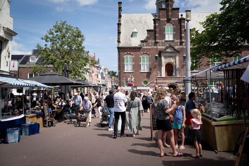Allemaal mensen tijdens een markt op de Kaasmarkt