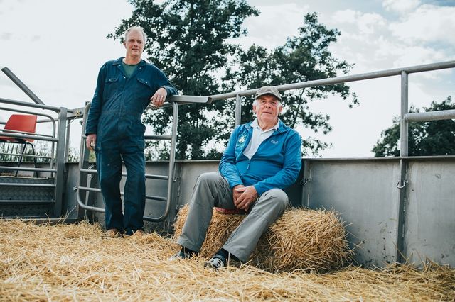 Martin (vaarboer Oostzanerveld) en Jan (gids) in het Oostzanerveld op de Koeman Express. Dit is een echte platbodem dat is omgebouwd tot rondvaartboot.