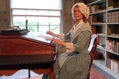 Betje Wolff in de boekenkamer in het Betje Wolff Museum
