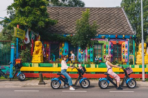 Twee mensen op een e-chopper bij de Anton Heyboer Gallery in Landsmeer