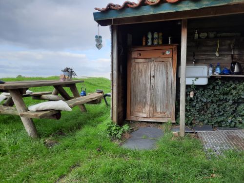 Een rustpunt in Laag Holland met picknicktafel en een schuurtje