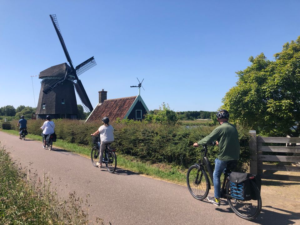 Fieters die langs de Twidskemolen fietsen