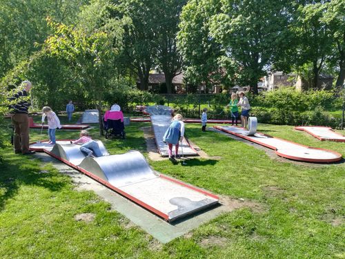 De midgetgolf baan van speeltuin Monnickendam met meerdere midgetgolf banen.