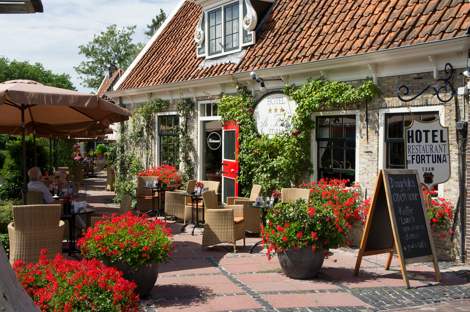Een foto van de buitenkant en deel van het terras van hotel de Fortuna in Edam