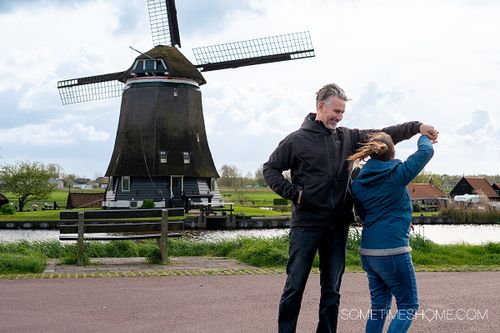 Een stel die aan het dansen is bij de Neckermolen