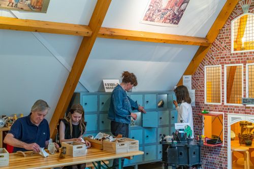 Carillonzaal in het Waterlandsmuseum De Speeltoren waar kinderen hun muzikale kant kunnen ontdekken.