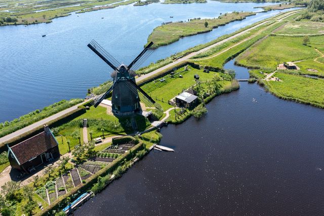 Dronefoto van Het Twiske met daarop de Twiskemolen.
