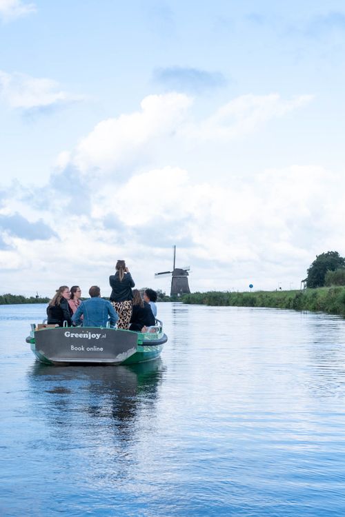 Mensne die varen in een elektrische sloep van Greenjoy Purmerend