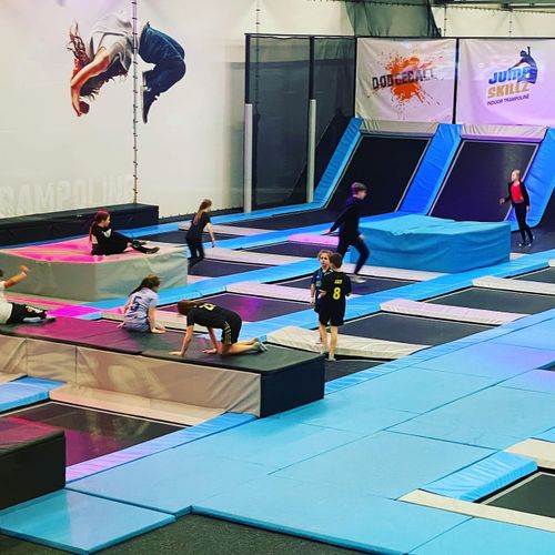 Kinderen op de trampoline in Jumpskillz Sport en Fun centrum Purmerend.