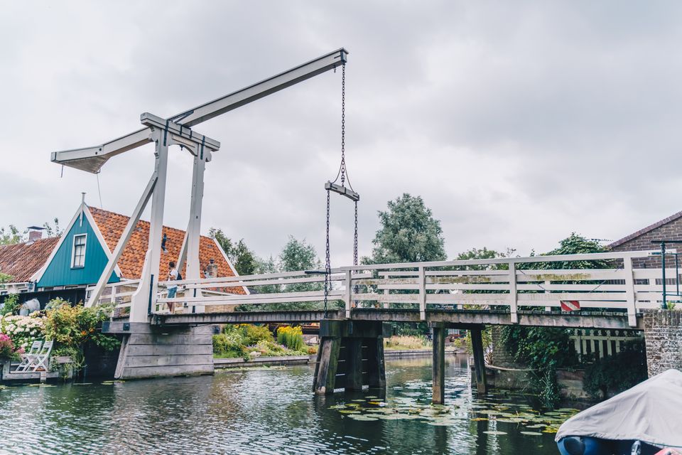 Een brug in Edam met een persoon erop