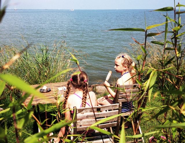 Kinderen aan de waterkant bij Strandbad Paviljoen Edam.