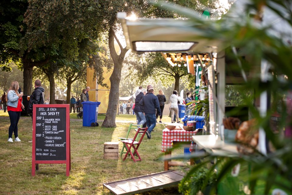 Een afbeelding van foodtrucks tijdens het festival Reuring in het Leeghwaterpark in Purmerend.