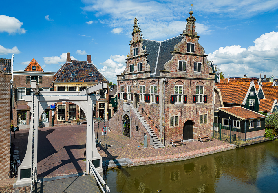 De Waag in De Rijp waar tevens het VVV kantoor zit gevestigd.