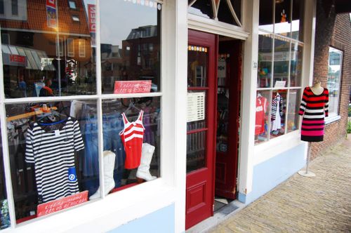Etalage van Kledingboetiek 't Winkeltje
