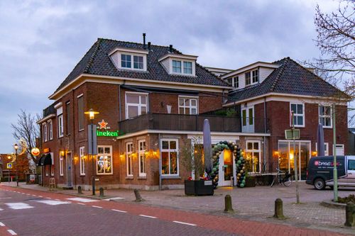 De buitenkant van restaurant The Bull Oostzaan