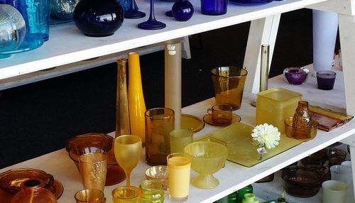 Gele vaasjes te koop bij Kringloopwinkel Noppes Purmerend.