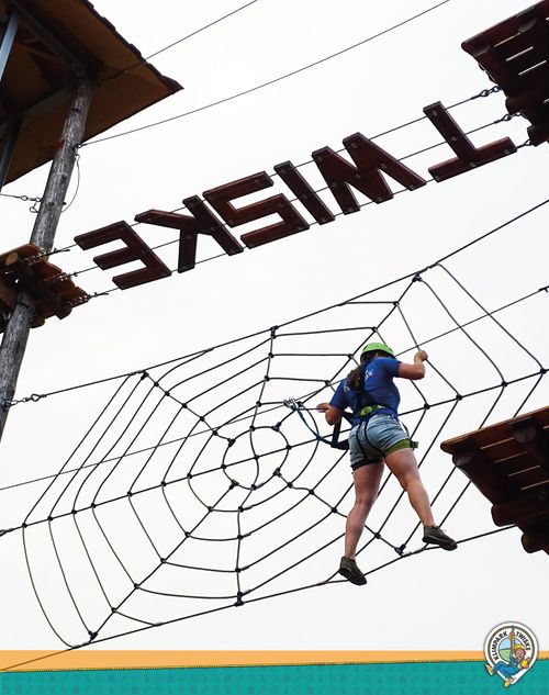 Een groot spinnenweb van touw waarin men moet klimmen in Klimpark Twiske.